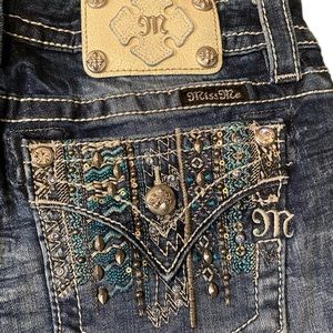 Miss Me Jeans Mid Rise Boot Size 29 Boot cut jean bling on back pockets